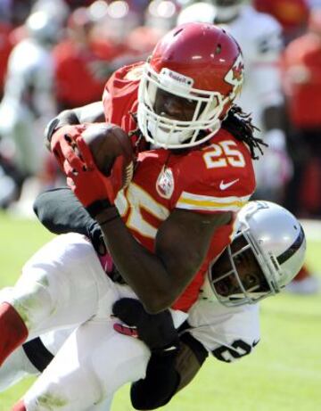 Jamaal Charles (25) de los Kansas City Chiefs y Charles Woodson (24) de los Oakland Raiders.