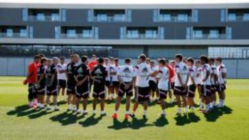ESTRENO. Zidane charló con sus jugadores antes de empezar su primer entrenamiento como técnico del Castilla.