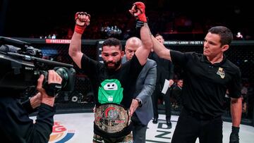 Patricio 'Pitbull' celebra su victoria ante Juan Archuleta.