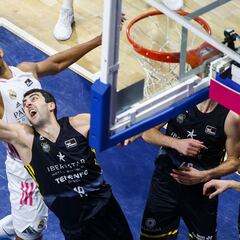 El Madrid aguanta en pie