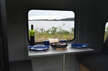 Dos asientos enfrentados y una mesa abatible permiten tener una disposición de comedor.