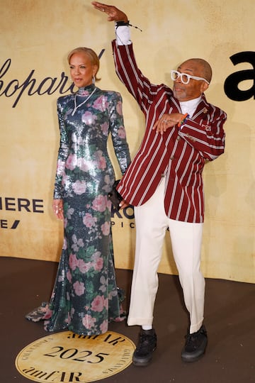 Tonya Lewis Lee, a la izquierda, y Spike Lee posan para los fotógrafos a su llegada al evento benéfico de amfAR.