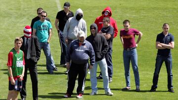 Los ultras del Atlético de Madrid, entre los que se encontraba Ignacio Racionero, que saltaron al campo durante un entrenamiento del Atlético de Madrid el 19 de mayo de 2005.
