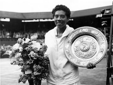 En los años 50 comenzaron los éxitos para los tenistas de raza negra. Althea Gibson fue su precursora, quien puso la primera piedra en el camino con el título de Roland Garros en 1956. No sólo fue la primera afroamericana en ganar un Grand Slam, sino que también lo consiguió en la categoría de dobles en esa misma edición. En 1957 ganó el Nacional de EE UU (ahora, US Open), hazaña que repitió al año siguiente junto a Wimbledon. Doblete histórico.