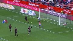 Un chileno fue titular por primera vez en España y casi anota: ¡tapadón!