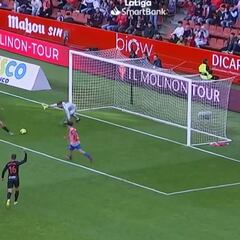 Un chileno fue titular por primera vez en España y casi anota: ¡tapadón!