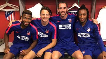 Godin le da la bienvenida a los nuevos fichajes del Atlético de Madrid: Lemar, Gelson Martinez y Santiago Arias.
