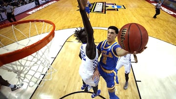 Lonzo Ball trata de anotar durante su etapa en UCLA.