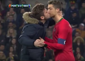 El primero de los espontáneos intentó besar a Cristiano Ronaldo (Portugal).