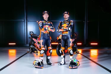 Pedro Acosta y Brad Binder, pilotos oficiales de KTM para 2025.