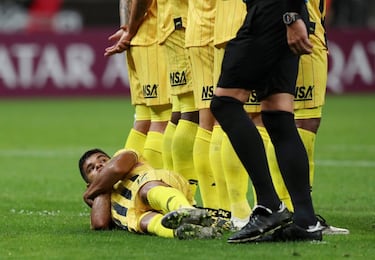 Rodney Redes, delantero del Guaraní, refuerza la barrera de su equipo a ras de césped ante un lanzamiento de falta del Corinthians, en partido correspondiente a la segunda ronda de la Copa Libertadores. Pese a la ‘pillería’ del extremo paraguayo, la victoria correspondió al conjunto brasileño (2-1). El encuentro se disputó en São Paulo.