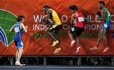 Los 60 m pueden considerarse la prueba reina del atletismo en pista cubierta por su explosividad, tanto en la aceleración como en la abrupta frenada de los corredores. En la imagen, Riku Illukka (Finlandia), Kishane Thompson (Jamaica), Marc Brian Louis (Singapur) y Gabriel Aparecido dos Santos (Brasil) chocan contra la zona de seguridad en los Mundiales indoor en Torun.