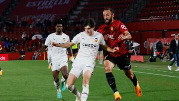 PALMA DE MALLORCA, 25/05/2023.- El delantero kosovar del RCD Mallorca Vedat Muriqi (d) persigue a Javier Guerra, del Valencia CF, durante el encuentro de la jornada 36 de LaLiga entre el RCD Mallorca y el Valencia CF, este jueves en el estadio de Son Moix, en Mallorca. EFE/CATI CLADERA