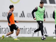 Fede Valverde conduce el balón en el entrenamiento del Real Madrid de este domingo, a tres días de recibir al Manchester City en el partido de ida de los octavos de final de la Champions.
