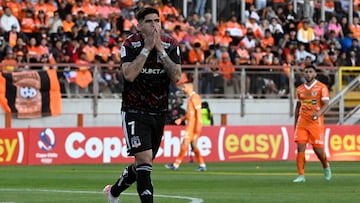 El jugador de Colo Colo, Carlos Palacios, celebra su gol contra Cobreloa durante el partido de Copa Chile disputado en el estadio Zorros del Desierto.