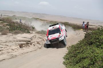 Tercera etapa entre San Juan de Marcona y Arequipa. El catarí Nasser Al-Attiyah conduce su vehículo Toyota.