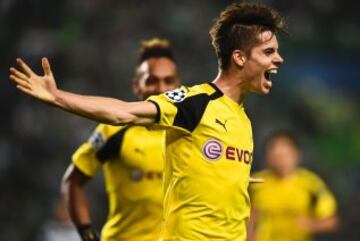 Actualmente es jugador del Borussia Dortmund.
