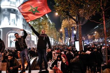 Miles de aficionados celebran el pase a cuartos por las calles de París. 