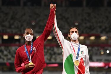 En la final de salto de altura se produjo una de las imágenes de los Juegos. El qatarí Mutaz Essa Barshim y el italiano Gianmarco Tambero decidieron compartir la medalla de oro y se fundieron en un emotivo abrazo. Ambos había saltador el listón en 2,37m y fallaron sus intentos en 2,39m.