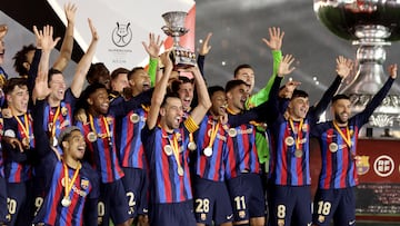 Los jugadores del Barcelona alzan la Supercopa.