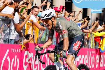 El ciclista italiano del equipo Alpecin-Fenix ​​​​Stefano Oldani celebrando su victoria después de cruzar la línea de meta para ganar la 12.ª etapa de la carrera ciclista Giro d'Italia 2022.