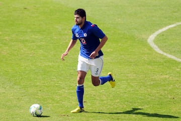 El defensa de la selección mexicana surgió de Cruz Azul, pero la 'Maquina' se cansó de el poco provecho que tomó de sus oportunidades. La frustración provoco su salida a Santos, donde es un jugador indiscutible en el 11 titular.  