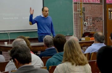 Sebastián Ceria, matemático y empresario argentino, dando una clase en la Universidad de Buenos Aires.