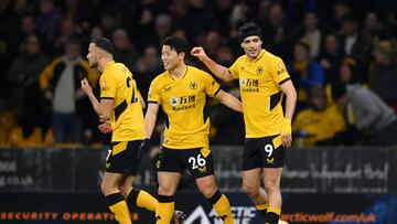 Jugadpores del Wolves festejan con Raúl Jiménez su gol contra el Watford
