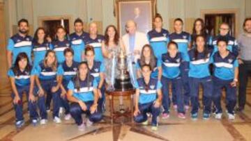 El Sporting de Huelva posa con la Copa de la Reina durante la recepci&oacute;n en el ayuntamiento de la ciudad.