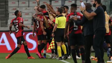 JJPANA7342. CURITIBA (BRASIL), 24/11/2020.- El jugador Guilherme Campos (2-i) de Paranaense celebra un gol hoy, en un partido de los octavos de final de la Copa Libertadores entre Atl&eacute;tico Paranaense y River Plate en el estadio en Arena da Baixada en Curitiba (Brasil). EFE/Rodolfo Buhrer POOL