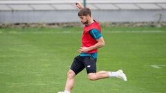 Yeray &Aacute;lvarez toca bal&oacute;n en Lezama.