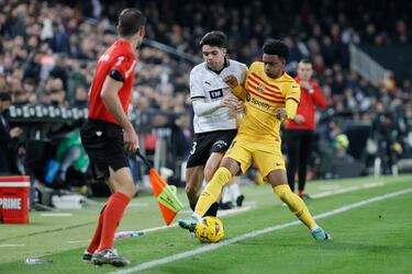 El defensa del FC Barcelona, Alejandro Balde, disputa el balón ante el delantero del Valencia, Fran Pérez.
