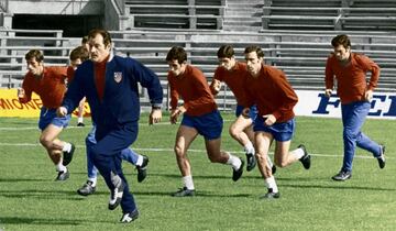 Otra leyenda de nuestro fútbol y también del Atlético, con el que ganó el título liguero como jugador y como entrenador (como Simeone y Luis). Marcel Domingo recaló en el club madrileño en 1969 y estuvo tres temporadas en el Atlético. Se llevó el título liguero de la temporada 69-70, la sexta Liga del Atlético, la del del triunfo en el estadio del Sabadell. Se ha cumplido ahora 50 años de ese triunfo y la imagen de Calleja celebrando uno de sus goles es una de las más famosas de la historia de la entidad. Ese 19 de abril de 1970 el Atlético formó con Rodri; Melo, Ovejero, Calleja; Adelardo, Martínez Jayo; Ufarte, Luis, Gárate, Alberto y Salcedo (Irureta, 79'). Marcel Domingo fue un portero muy famoso en el campeonato por sus peculiaridades y como entrenador también funcionó. No fue un técnico fácil en el trato, pero el entrenador francés hizo al Atlético campeón.

