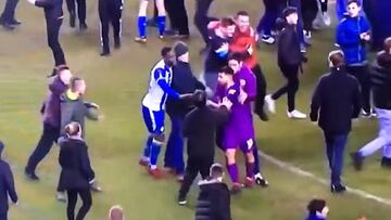 'Kun' Ag¨¹ero agrede a hincha del Wigan en la derrota del Manchester City
