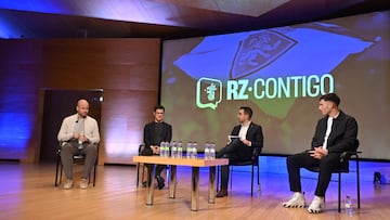 Miguel Ángel Ramírez, Fernando López, Miguel Churruca (jefe de prensa) y Lluís López, en la charla con 300 abonados del Real Zaragoza.