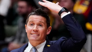 BADALONA, 17/02/2023.- El técnico esloveno de Gran Canaria, Jaka Lakovic, durante el encuentro correspondiente a los cuartos de final de la Copa del Rey que han disputado hoy viernes frente a Lenovo Tenerife en el Pabellón Olímpico de Badalona. EFE/ Enric Fontcuberta.