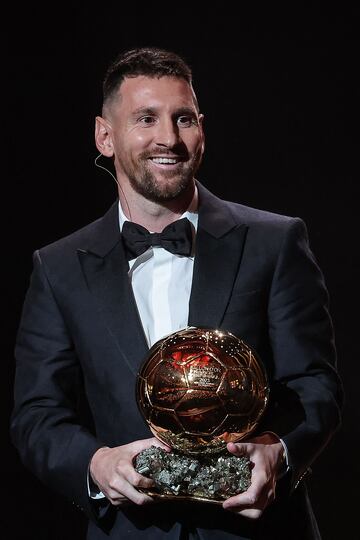 El delantero argentino del Inter Miami CF, Lionel Messi, sostiene su octavo Bal車n de Oro durante la ceremonia de entrega en el Teatro du Chatelet de Par赤s.