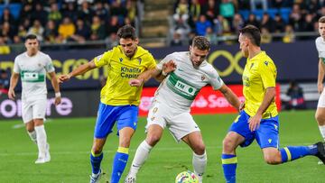 16/01/23 PARTIDO PRIMERA DIVISION CADIZ - ELCHE LUCAS BOYE CON RUBEN SOBRINO