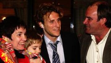 <b>TODO SONRISAS. </b>Forlán posa con una familia de aficionados rojiblancos en su llegada al hotel Meliá Palas Atanea de Palma.