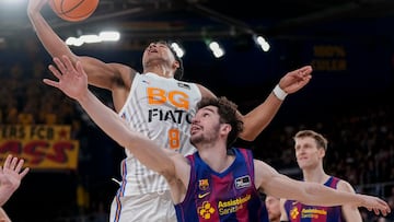 BARCELONA, 08/02/2026.- El escolta del Girona Mark Hughes (i) y el escolta del Barça DArio Brizuela (D) durante el partido correspondiente a la decimoquinta jornada de la fase regular de la Liga Endesa, este domingo. EFE/ Enric Fontcuberta.