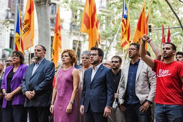 El presidente de ERC, Oriol Junqueras (segundo por la izquierda) y el expresidente de la Generalitat, Pere Aragonès (en el centro), llegan a la ofrenda floral al monumento de Rafael Casanova.
