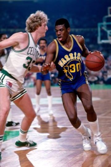 Bernard King de los Golden State Warriors y Larry Bird de los Boston Celtics en 1980