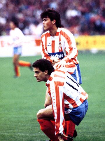 Debutó con el Real Sporting de Gijón en Primera División  el 24 de septiembre de 1989,