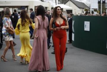 Grand National: Ladies' Day elegance from Aintree