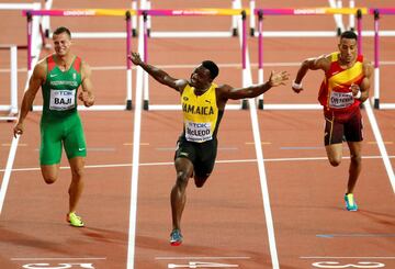 Omar McLeod ganó en la final de los 110m obstáculos.