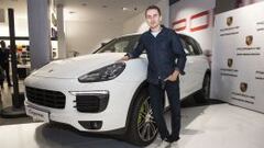 Jorge Lorenzo con el Porsche Cayenne S E-Hybrid.