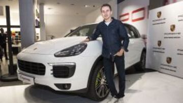 Jorge Lorenzo con el Porsche Cayenne S E-Hybrid.