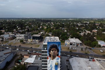 El artista argentino Maxi Bagnasco está terminando un gran mural que se ha expuesto en Canning, un barrio de las afueras de la ciudad argentina, con motivo de lo que sería el 62 cumpleaños de la leyenda el 30 de octubre. 