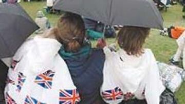 <b>BORRASCA EN HENMAN HILL. </b>Así estaba ayer 'Henman Hill', la colina o tendido de los sastres donde se citan los fans de Tim Henman. Mojados.