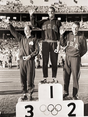 Las pruebas de atletismo de velocidad estuvieron dominadas por los atletas estadounidenses. Bobby Morrow (el primero en el podio de la foto) ganó dos medallas de oro en los 100 y en los 200 metros, con récord olímpico incluído, y una plusmarca mundial en la prueba de relevos de 4x100. 